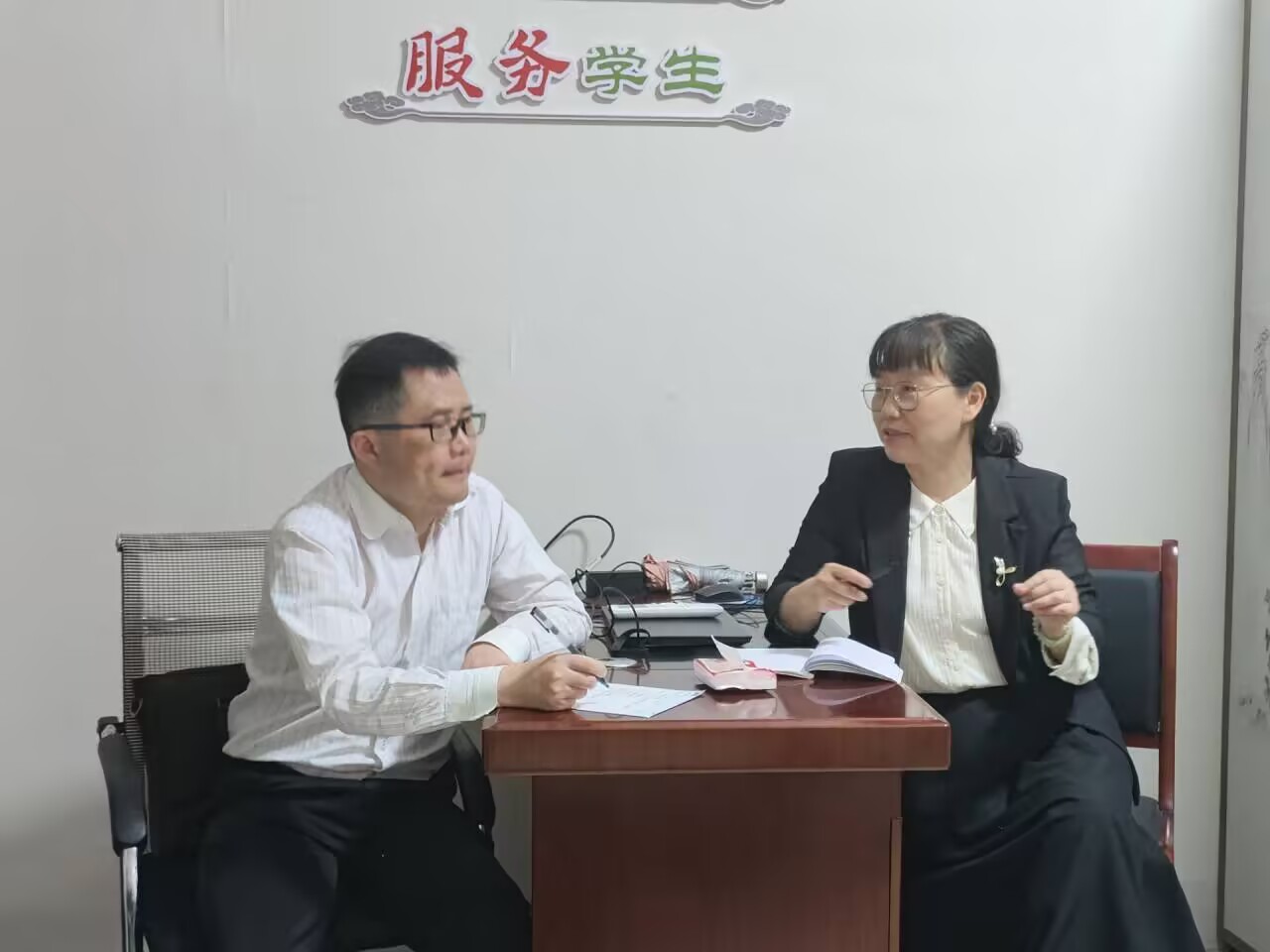 男人和女人在桌子前AI 生成的内容可能不正确。