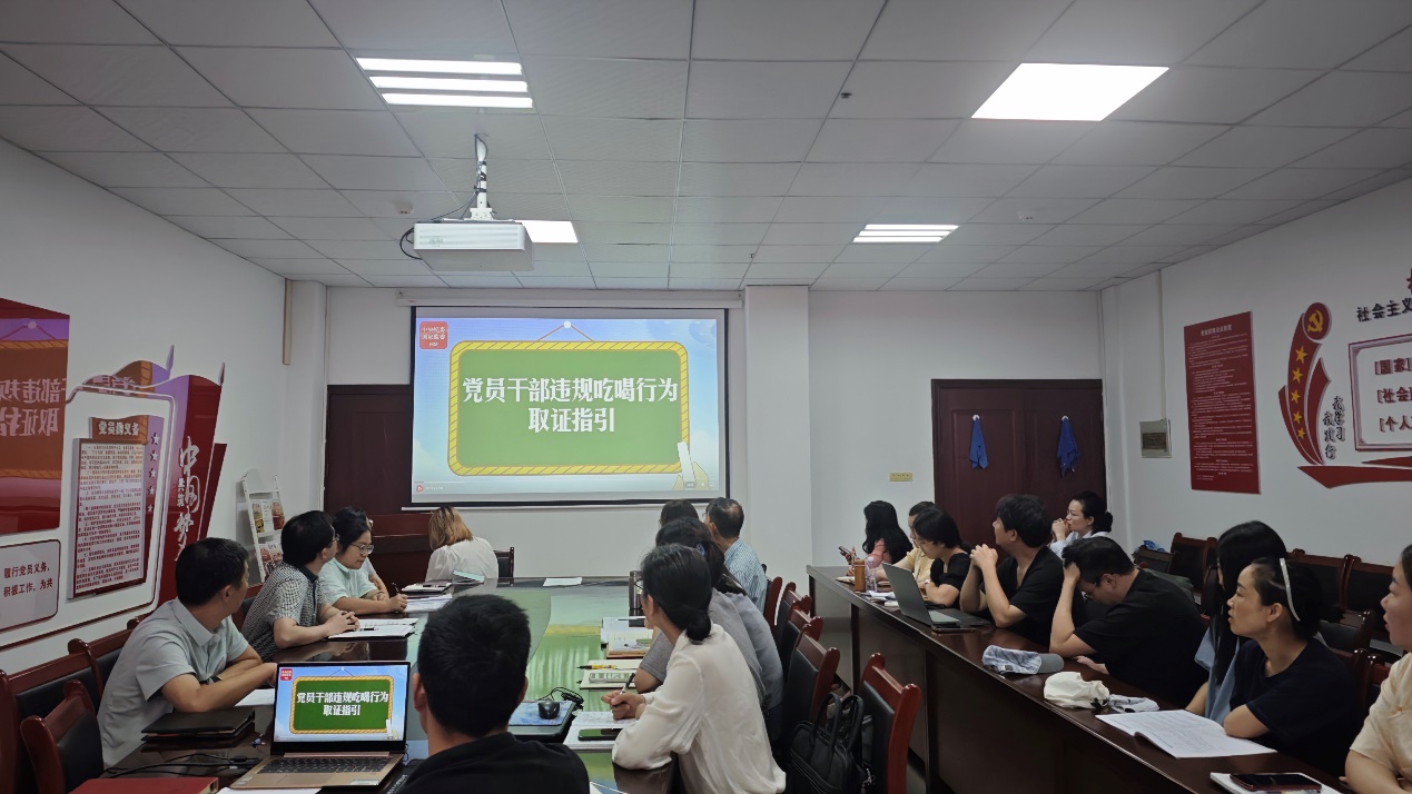 会议室里的人们AI 生成的内容可能不正确。