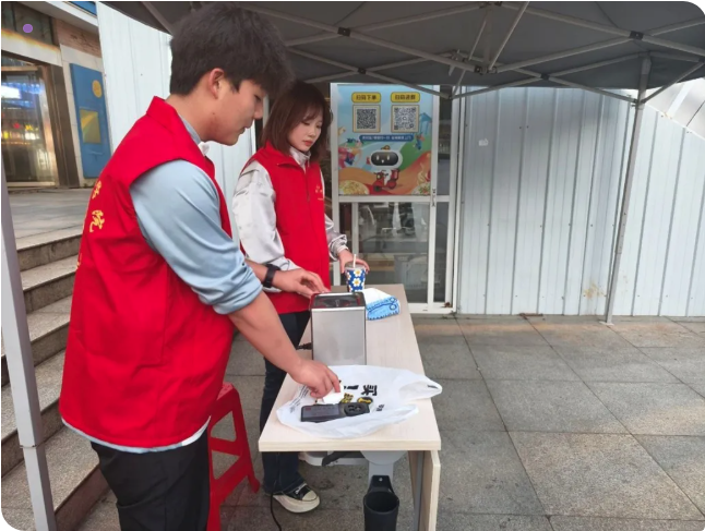 图片包含 人, 桌子, 站, 食物AI 生成的内容可能不正确。